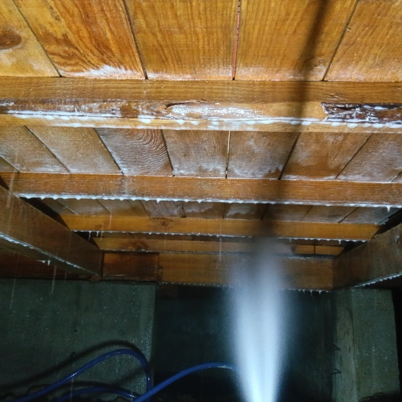 床下の木部にシロアリ駆除剤を散布