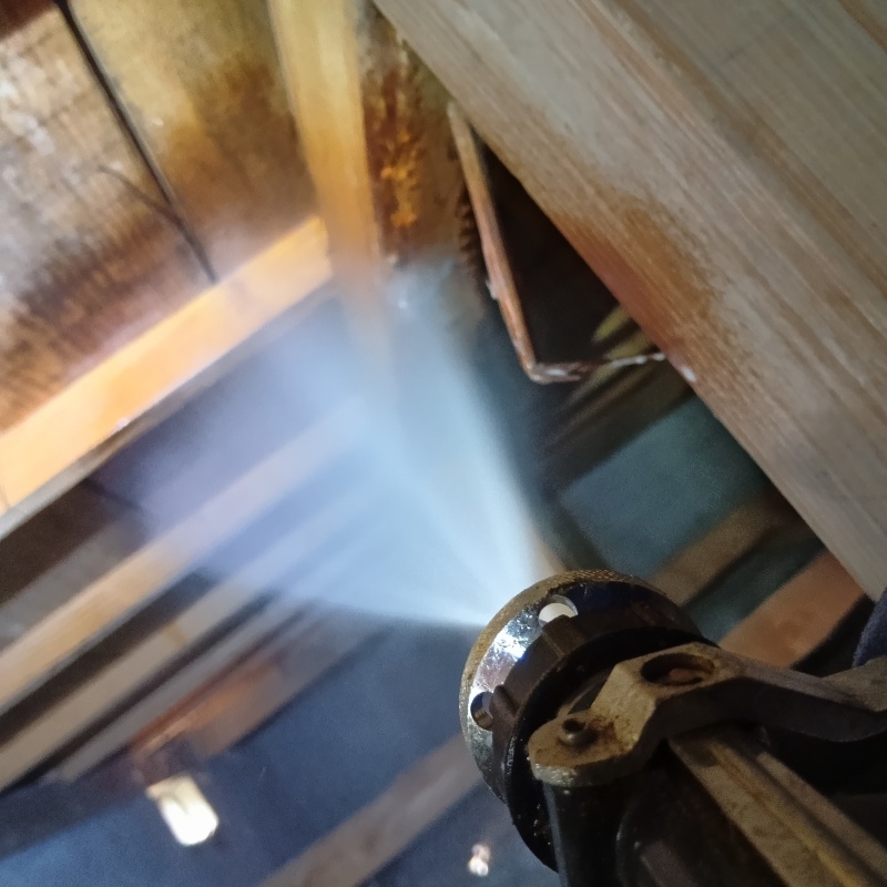 床下の木部にシロアリ駆除剤を散布