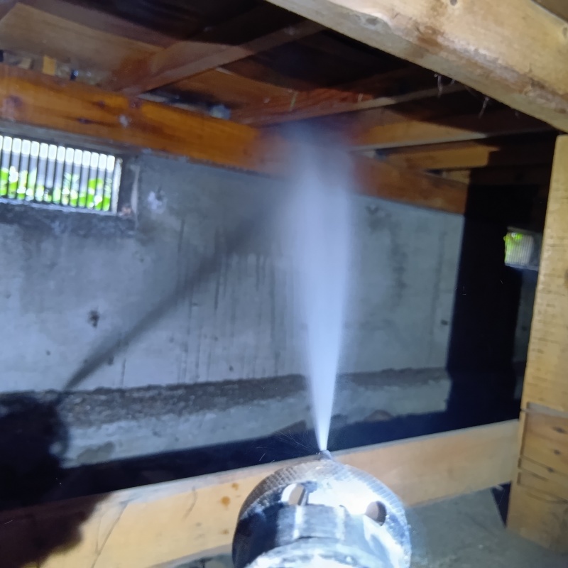 床下の木部にシロアリ駆除剤を散布