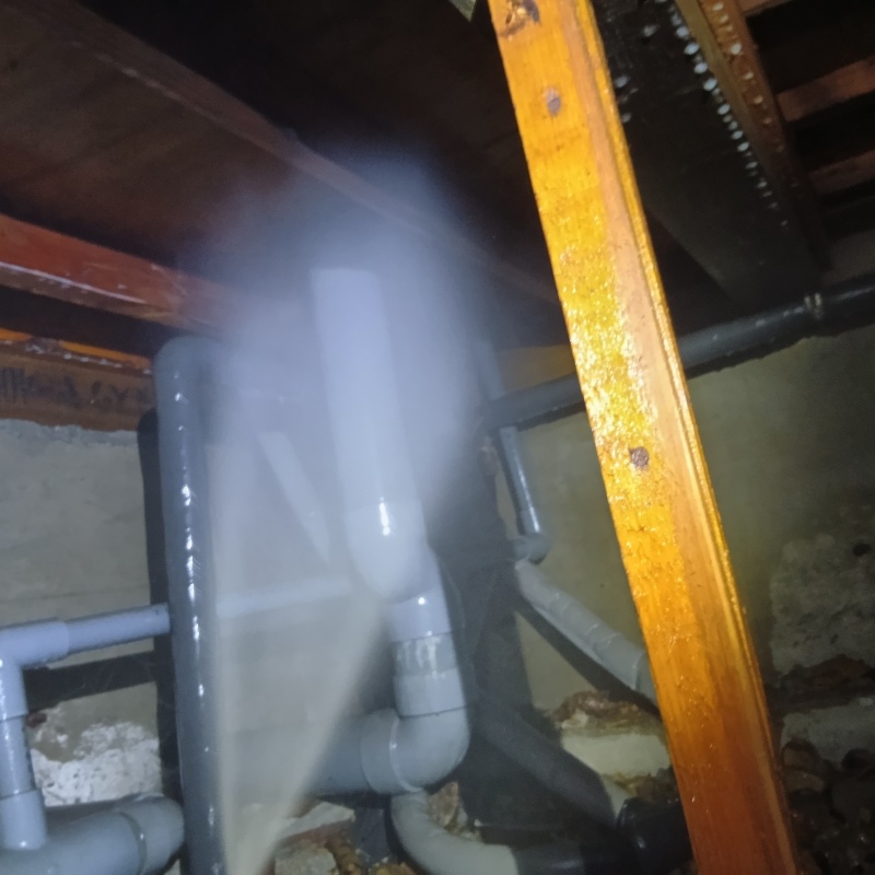 床下のパイプにシロアリ駆除剤を散布