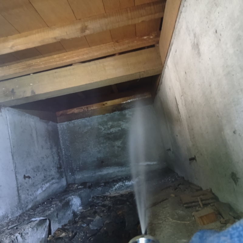 床下の基礎にシロアリ駆除剤を散布