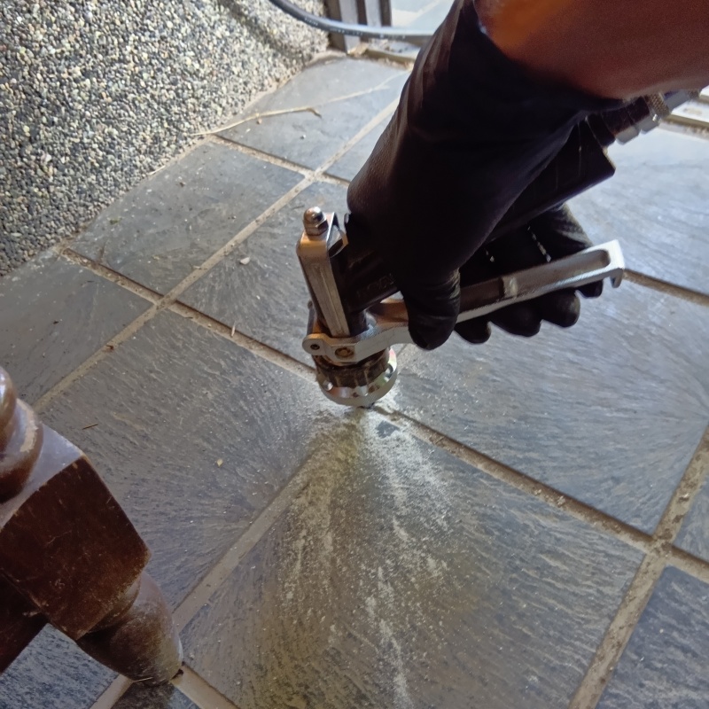 玄関の床タイルにシロアリ駆除剤を注入