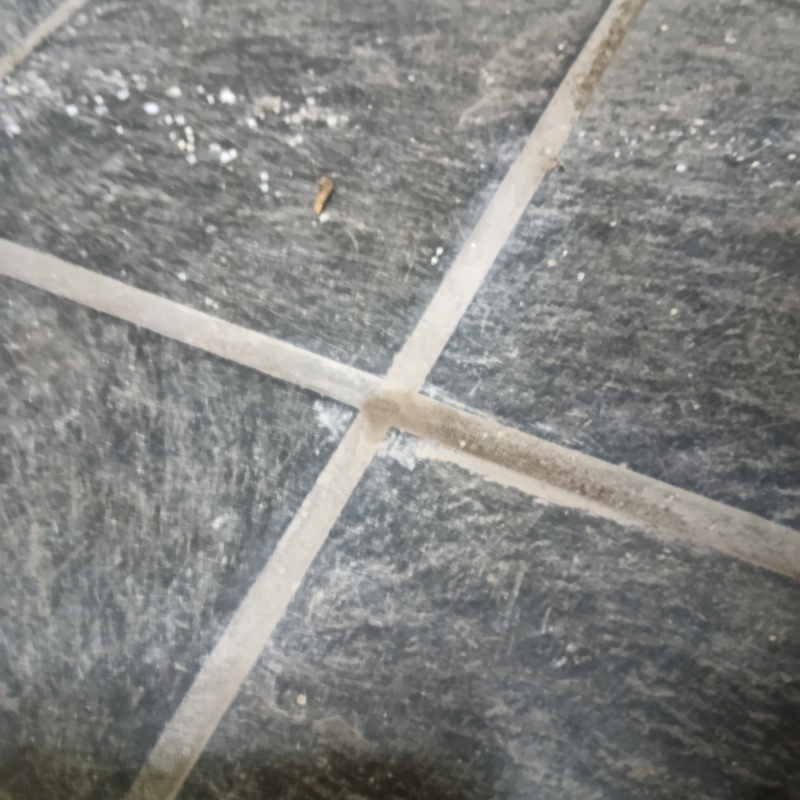 開けた穴をパテで補修