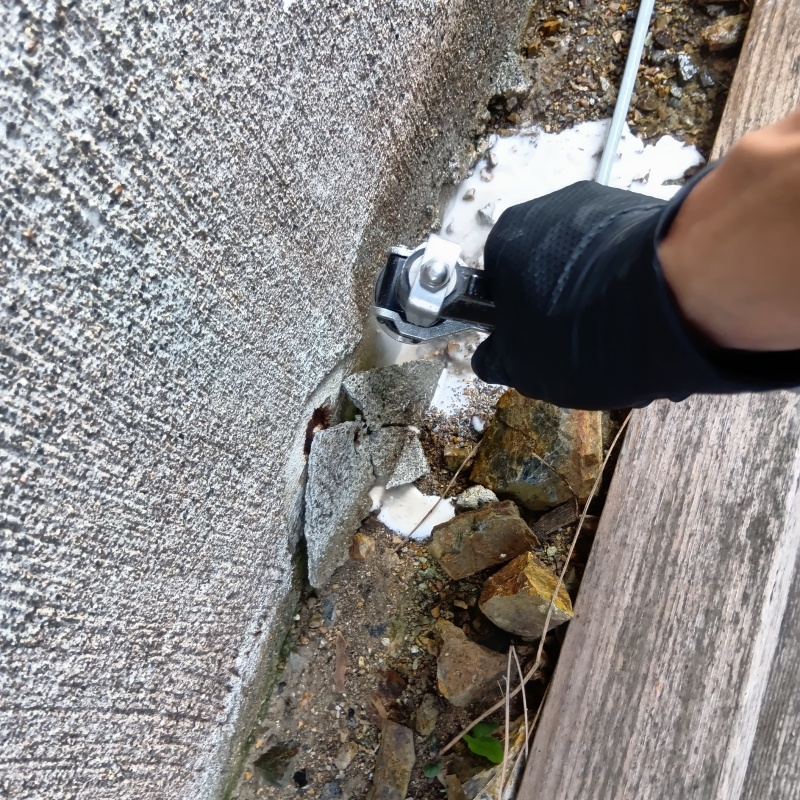外壁と地面の境目にシロアリ駆除剤を散布