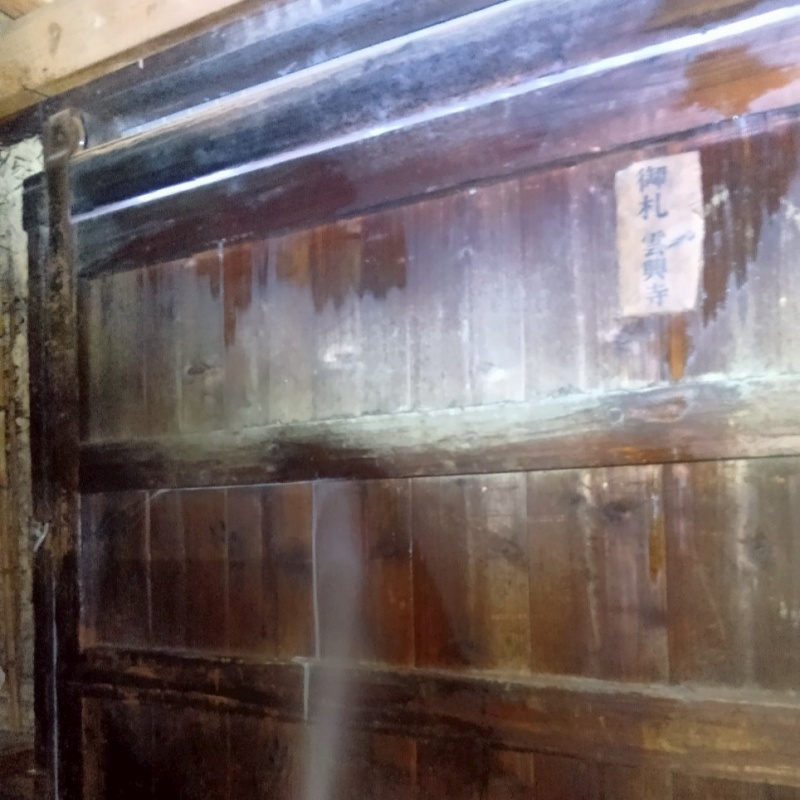 扉（木材）にシロアリ駆除剤を散布