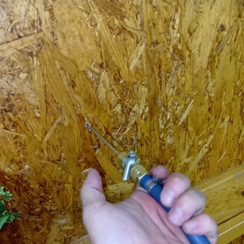 柱（木材）にシロアリ駆除剤を注入