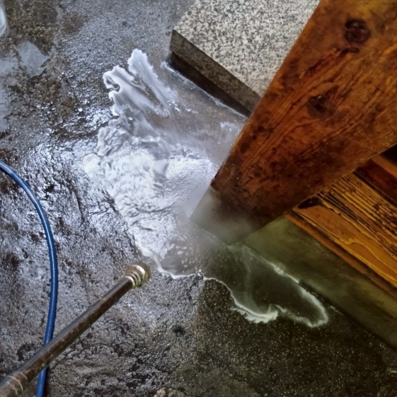 地面にシロアリ駆除剤を散布