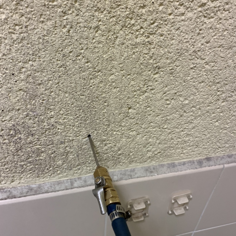 壁にシロアリ駆除剤を注入