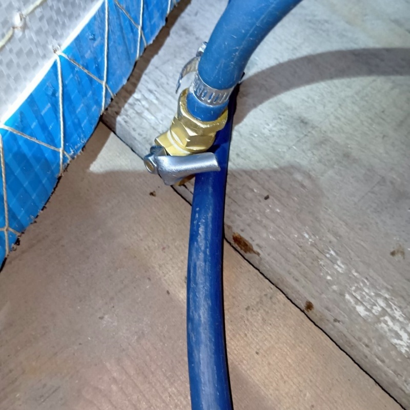 床にシロアリ駆除剤を注入