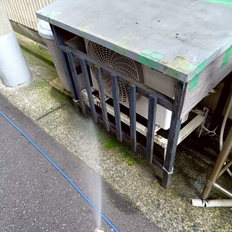 室外機カバーまわりにシロアリ駆除剤を散布