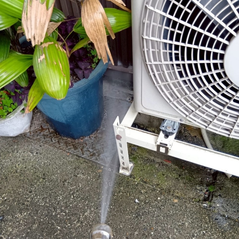 建物まわりに置かれている植木鉢や地面にシロアリ駆除剤を散布