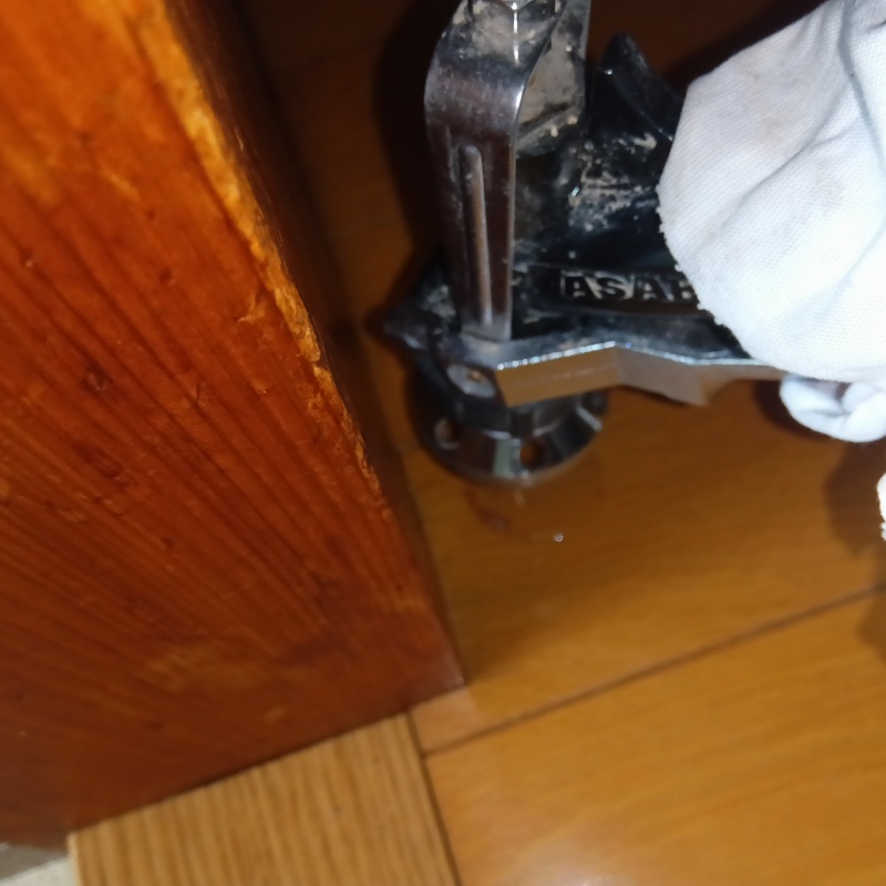 フローリングにシロアリ駆除剤を注入