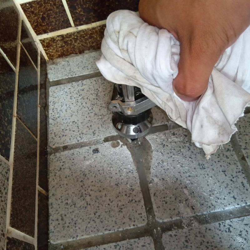 玄関の床タイルにシロアリ駆除剤を注入