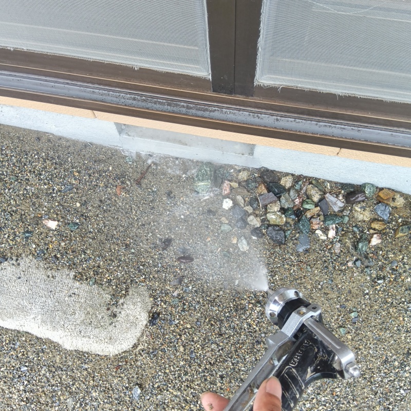 建物のまわりにシロアリ駆除剤を散布