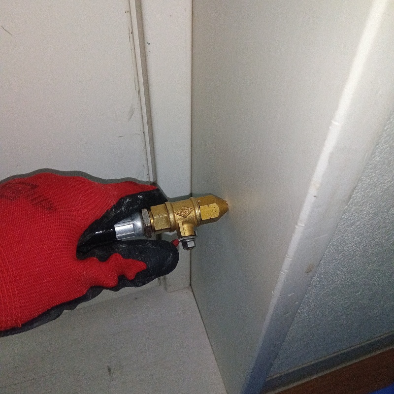 廊下の柱にシロアリ駆除剤を注入する様子