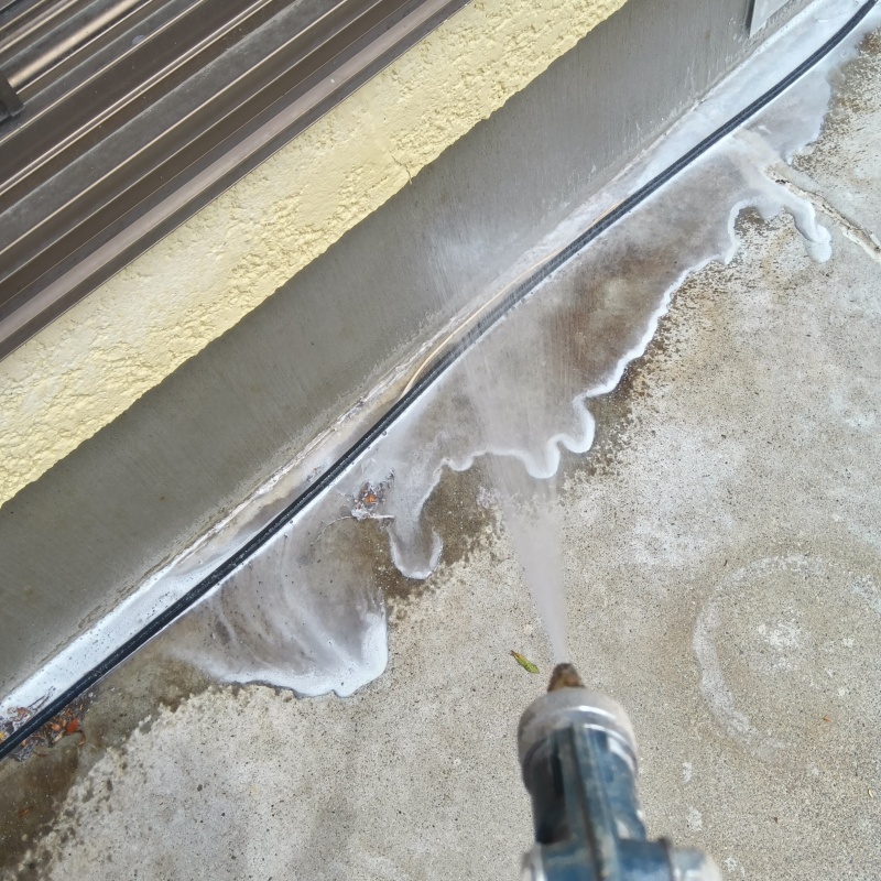 基礎まわりにシロアリ駆除剤を散布する様子