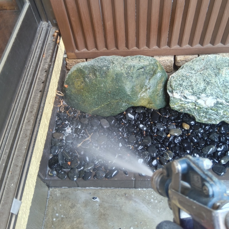 基礎まわりにシロアリ駆除剤を散布する様子