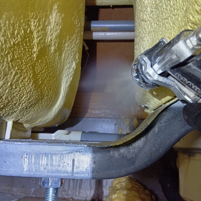 床下の木材にシロアリ駆除剤を散布する様子