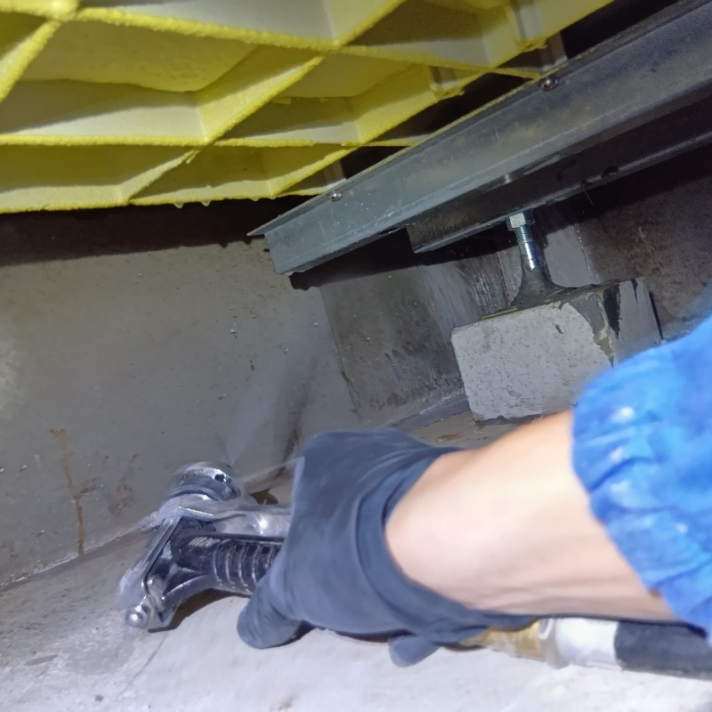 床下の基礎部分にシロアリ駆除剤を散布する様子