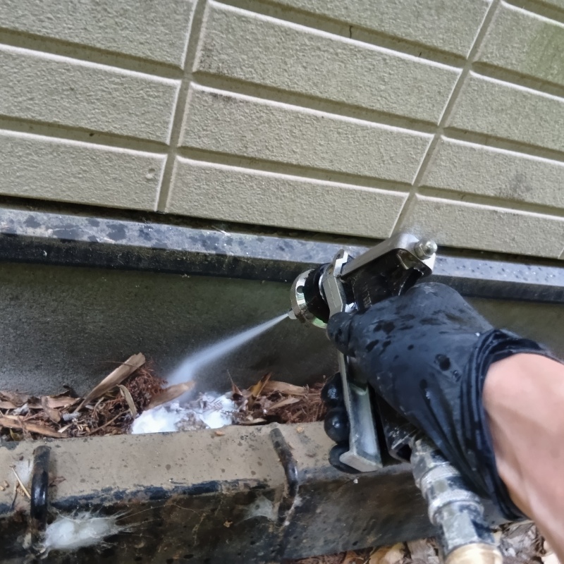 基礎まわりにシロアリ駆除剤を散布する様子