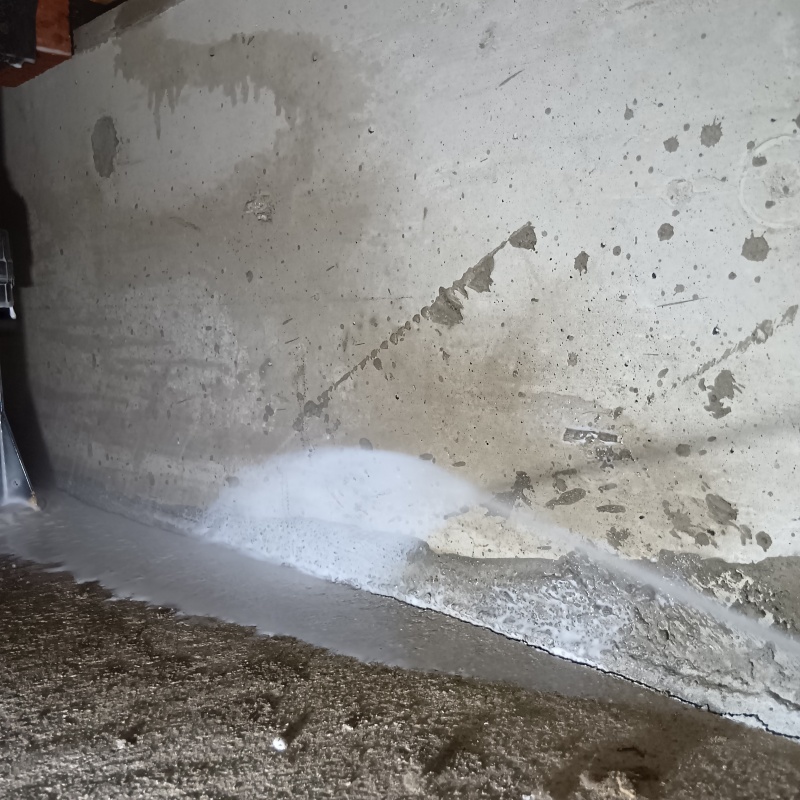 床下の基礎部分にシロアリ駆除剤を散布する様子