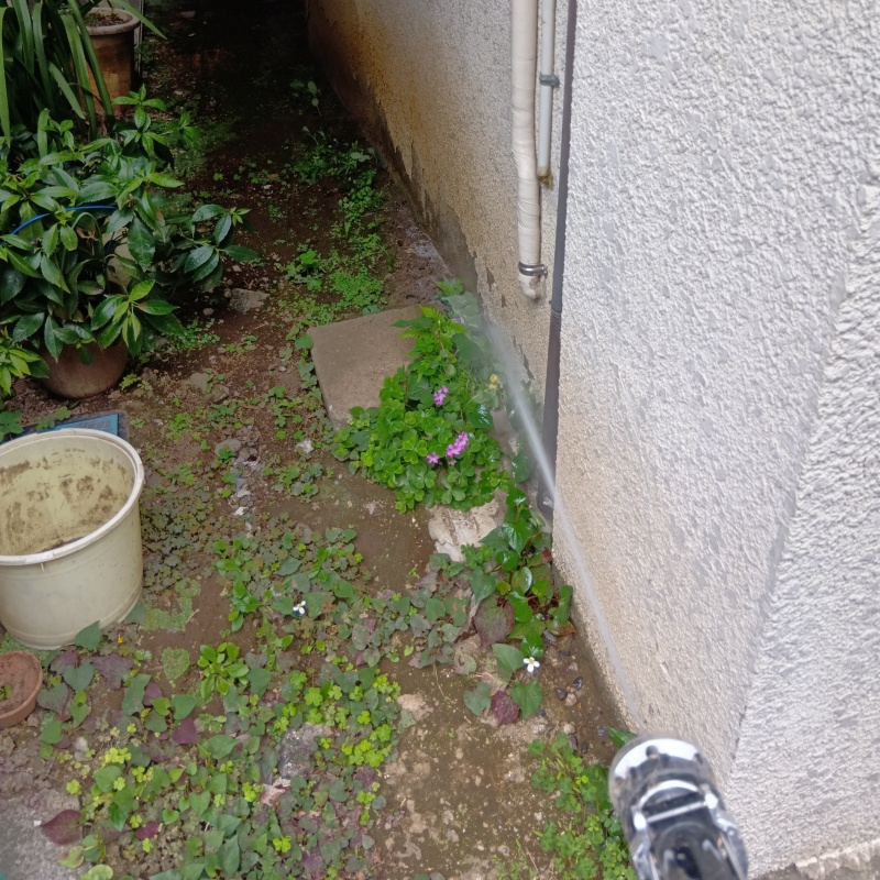 基礎まわりにシロアリ駆除剤を散布する様子