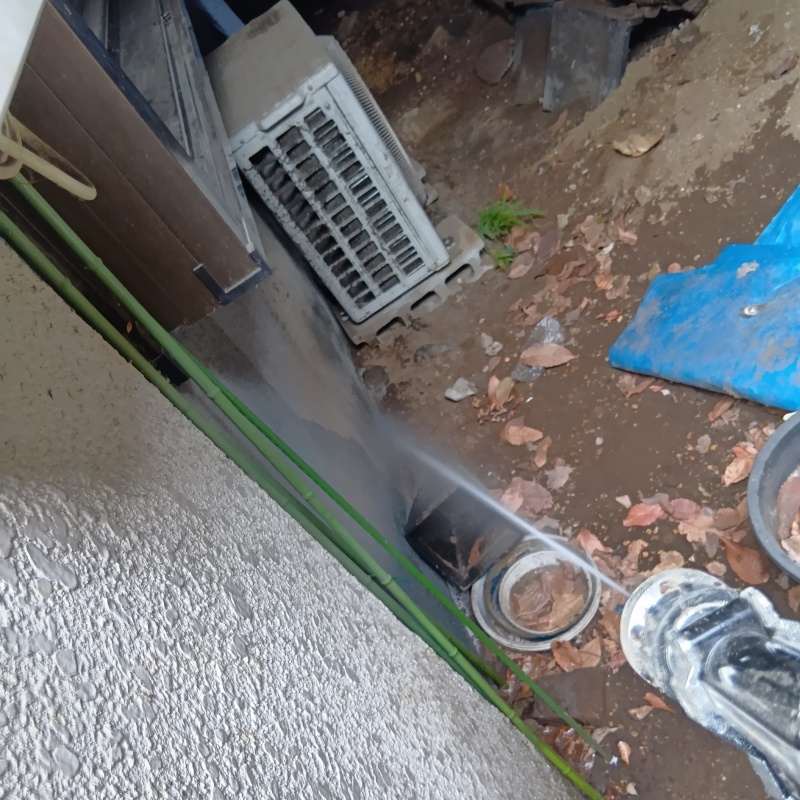 基礎まわりにシロアリ駆除剤を散布する様子