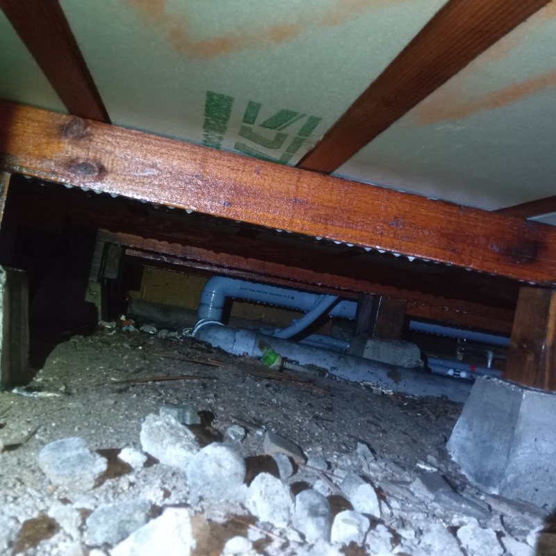 床下の基礎部分にシロアリ駆除剤を散布した様子