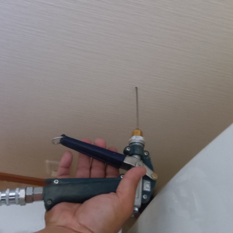 トイレの壁にシロアリ駆除剤を注入する様子