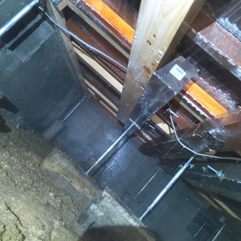 床下の基礎部分にシロアリ駆除剤を散布した様子