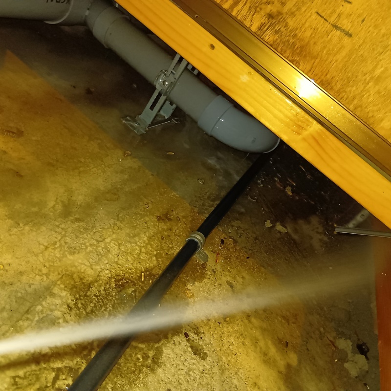 床下の木材にシロアリ駆除剤を散布