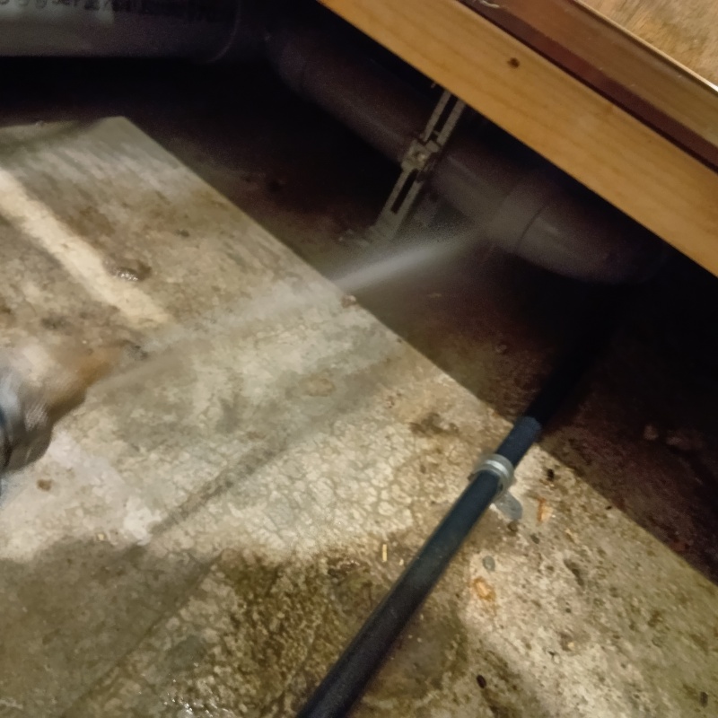 床下の地面にシロアリ駆除剤を散布