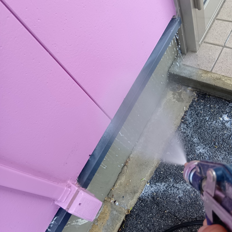 建物の外周にシロアリ駆除剤を散布