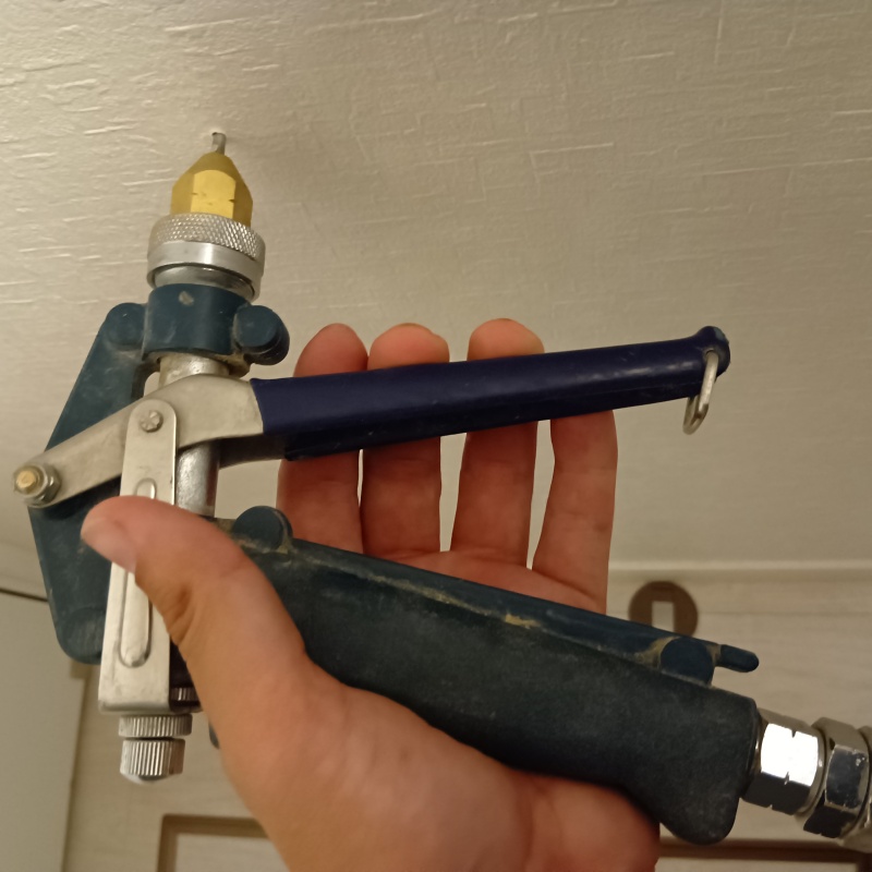 天井にシロアリ駆除剤を注入