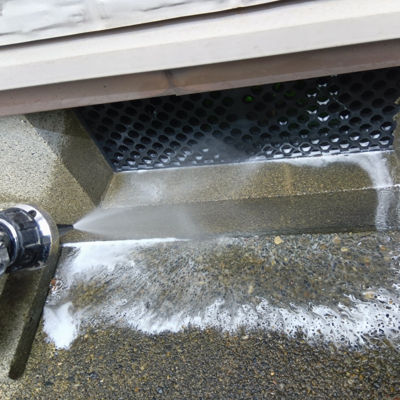 基礎まわりにシロアリ駆除剤を散布する様子