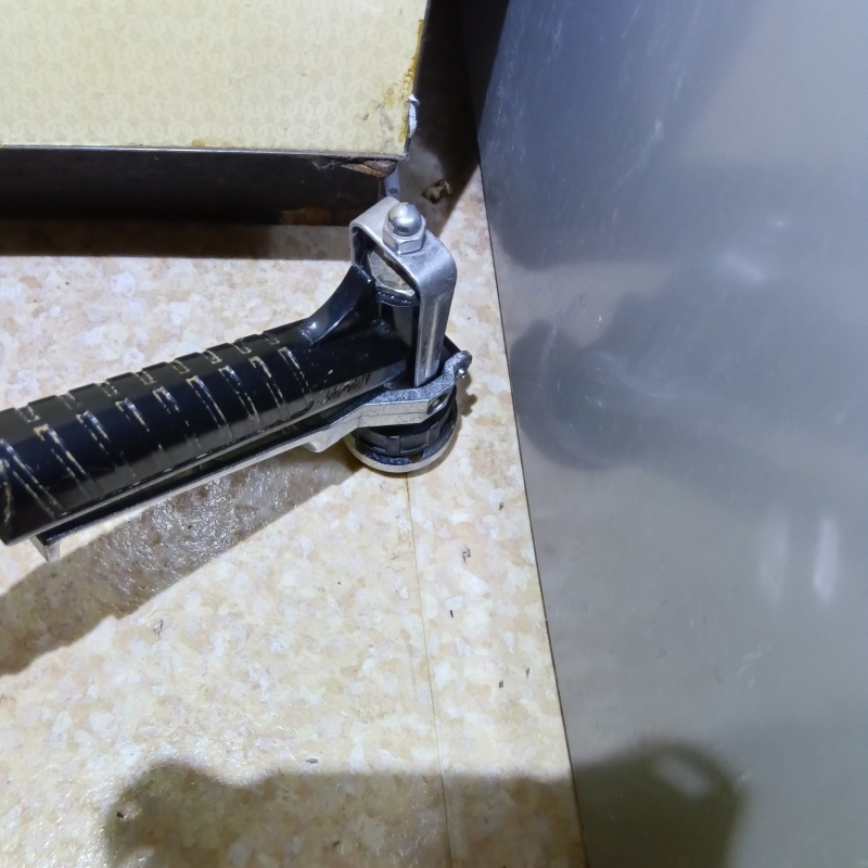 台所の床にシロアリ駆除剤を注入する様子