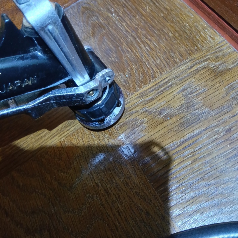 廊下の床にシロアリ駆除剤を注入する様子