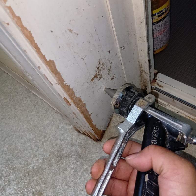 脱衣室の柱にシロアリ駆除剤を注入する様子