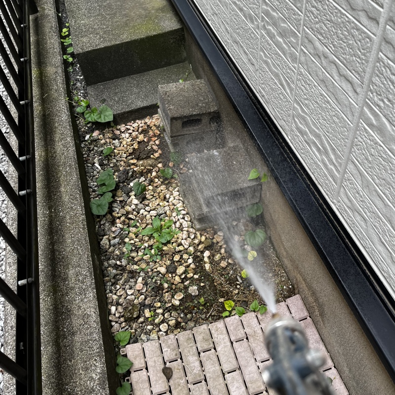 基礎まわりにシロアリ駆除剤を散布する様子