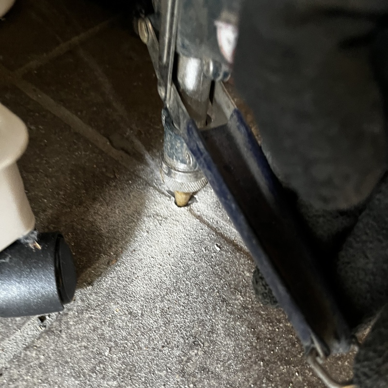 玄関の床にシロアリ駆除剤を注入する様子