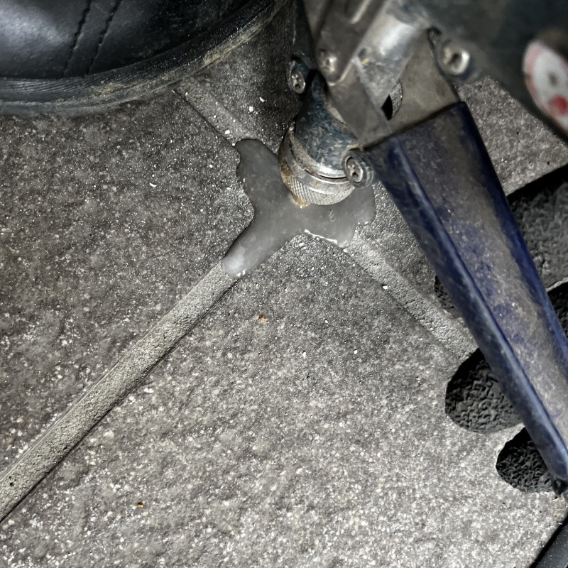 玄関の床にシロアリ駆除剤を注入する様子