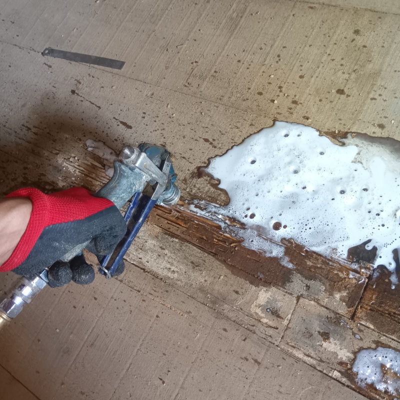 被害のある木材にシロアリ駆除剤を注入する様子