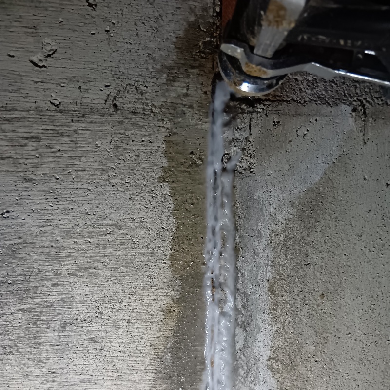 床下の基礎部分にシロアリ駆除剤を散布する様子