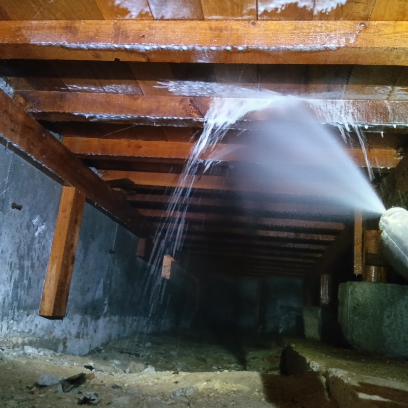 床下の木材にシロアリ駆除剤を散布