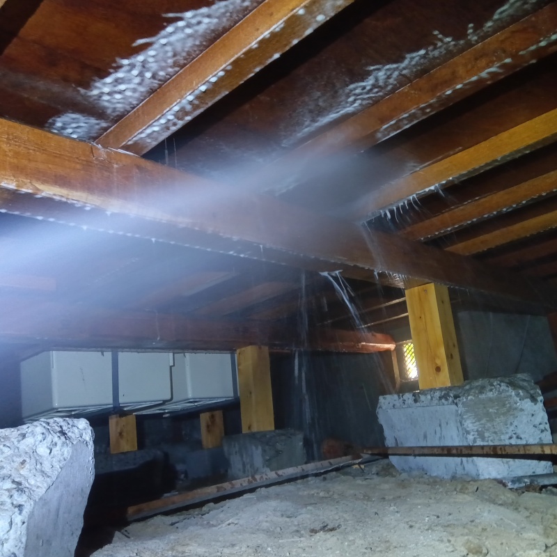 床下の木材にシロアリ駆除剤を散布