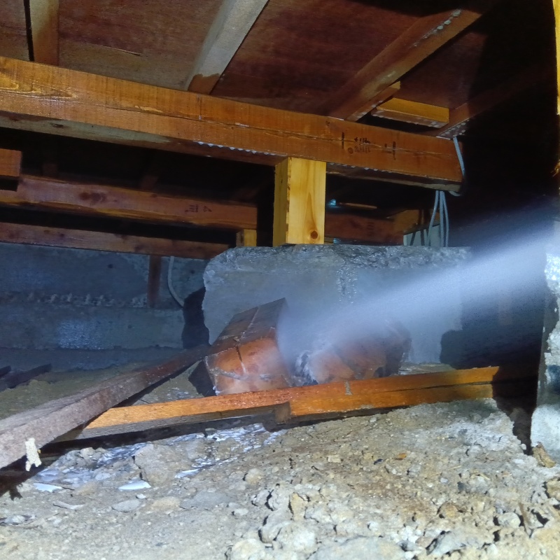 床下の地面にシロアリ駆除剤を散布