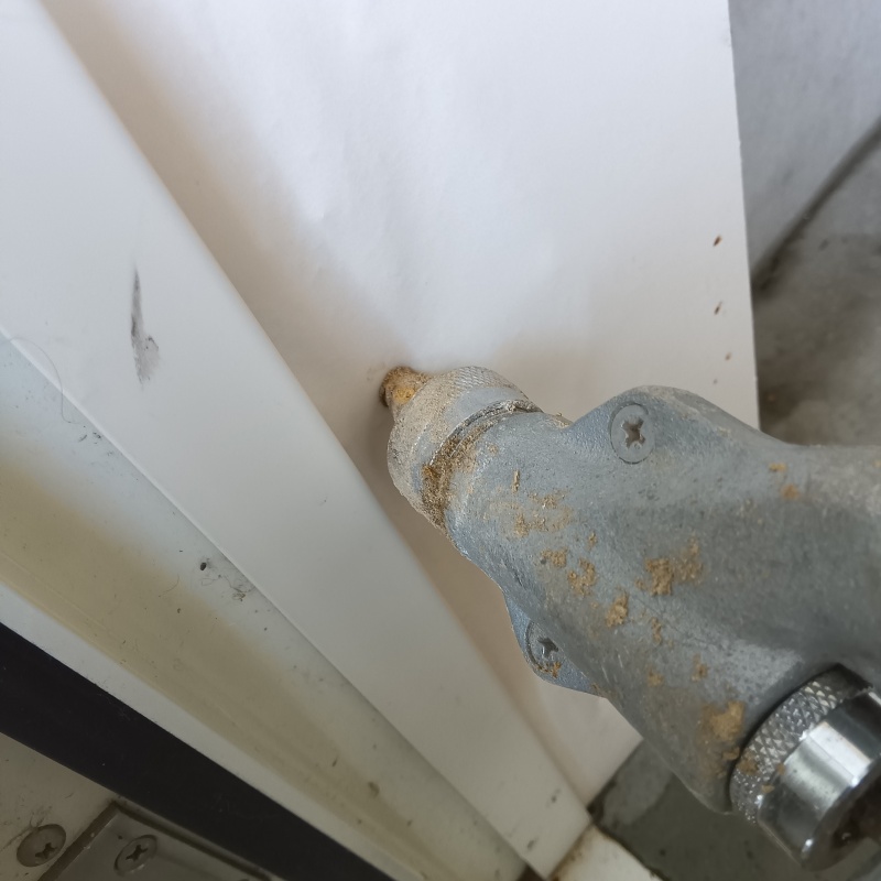 柱にシロアリ駆除剤を注入