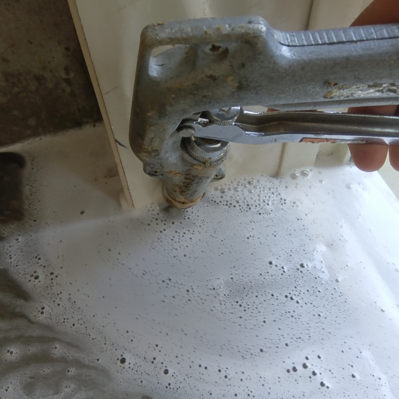 床にシロアリ駆除剤を注入