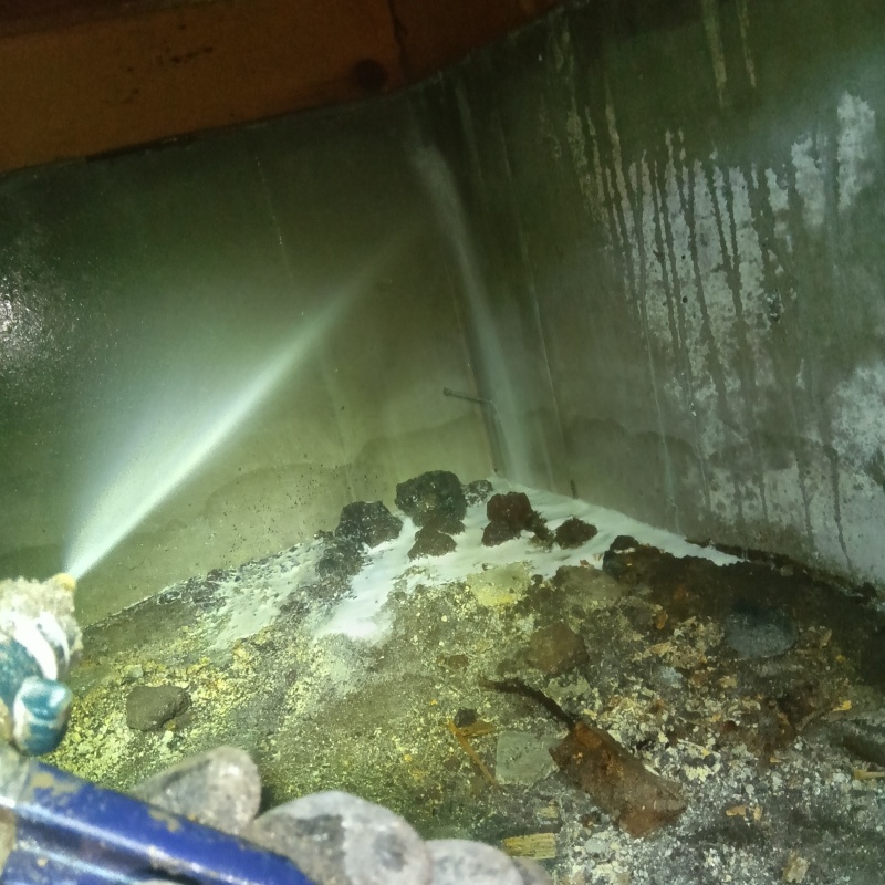 床下の基礎部分にシロアリ駆除剤を散布する様子