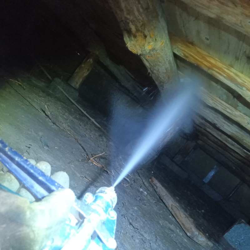 床下の木材にシロアリ駆除剤を散布する様子